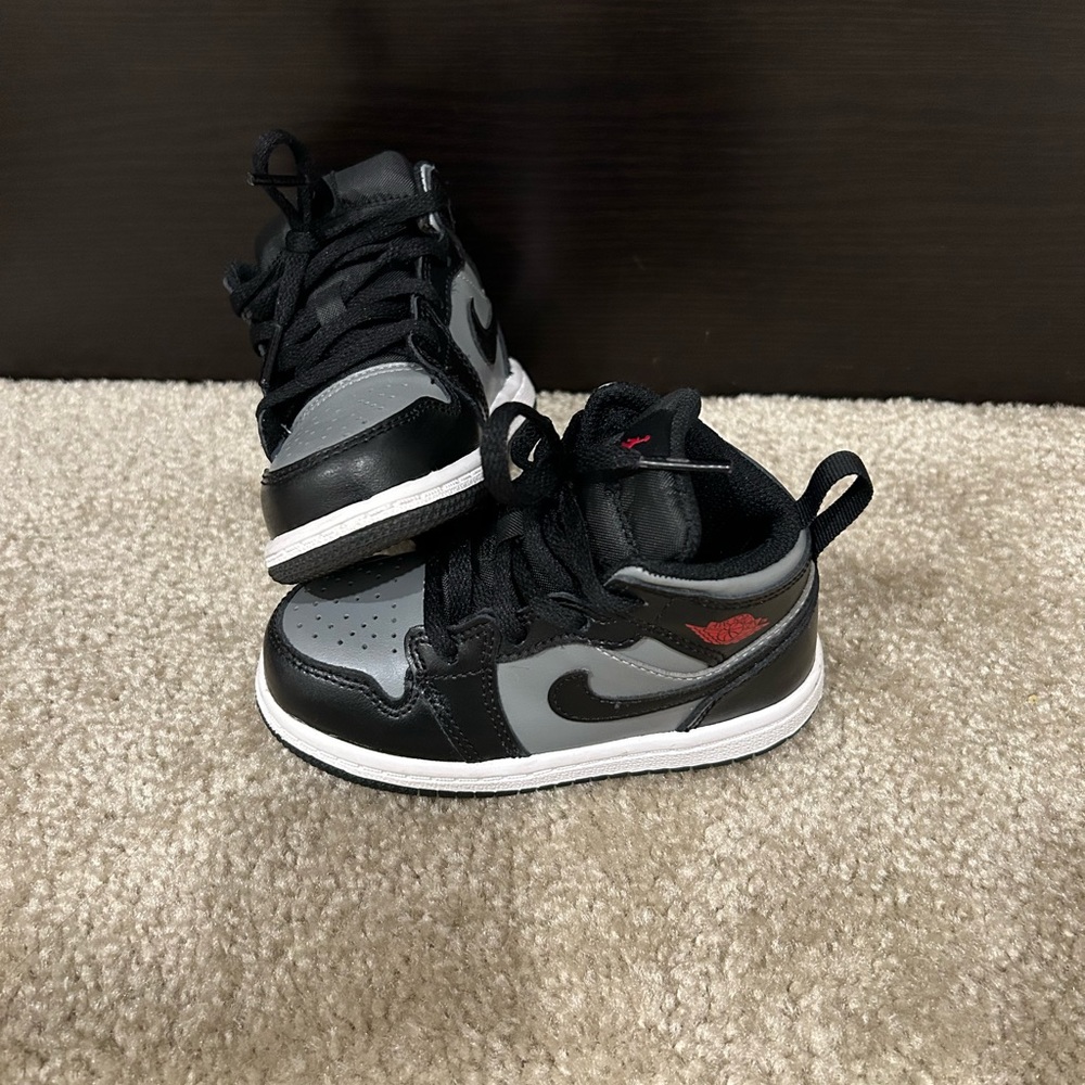 Like New Toddler Black and Gray Nike Shoes